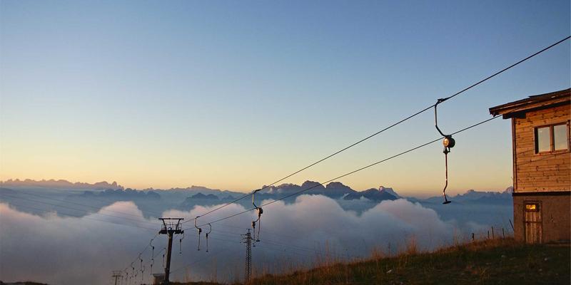 当数据成为预警信号：Dr. John Ayers 如何利用搜索数据追踪心理健康危机，并引导人们寻求家庭治疗与专业咨询