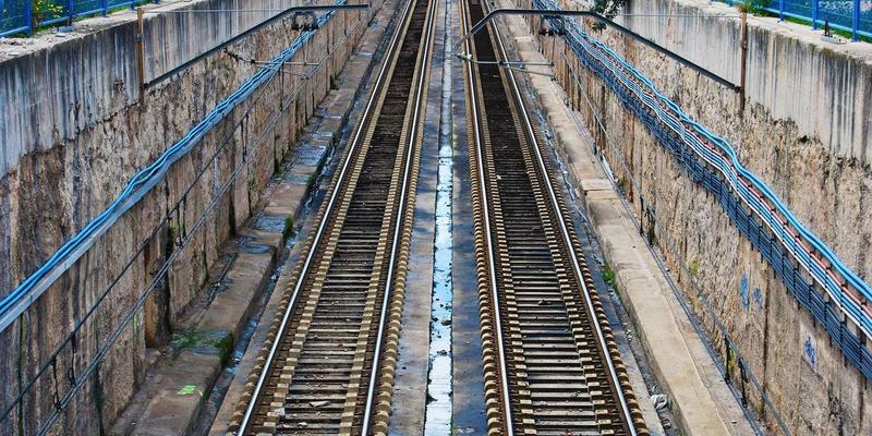 心理学家Dr. John Ayers：如何利用数字健康数据预测与干预青少年自杀风险